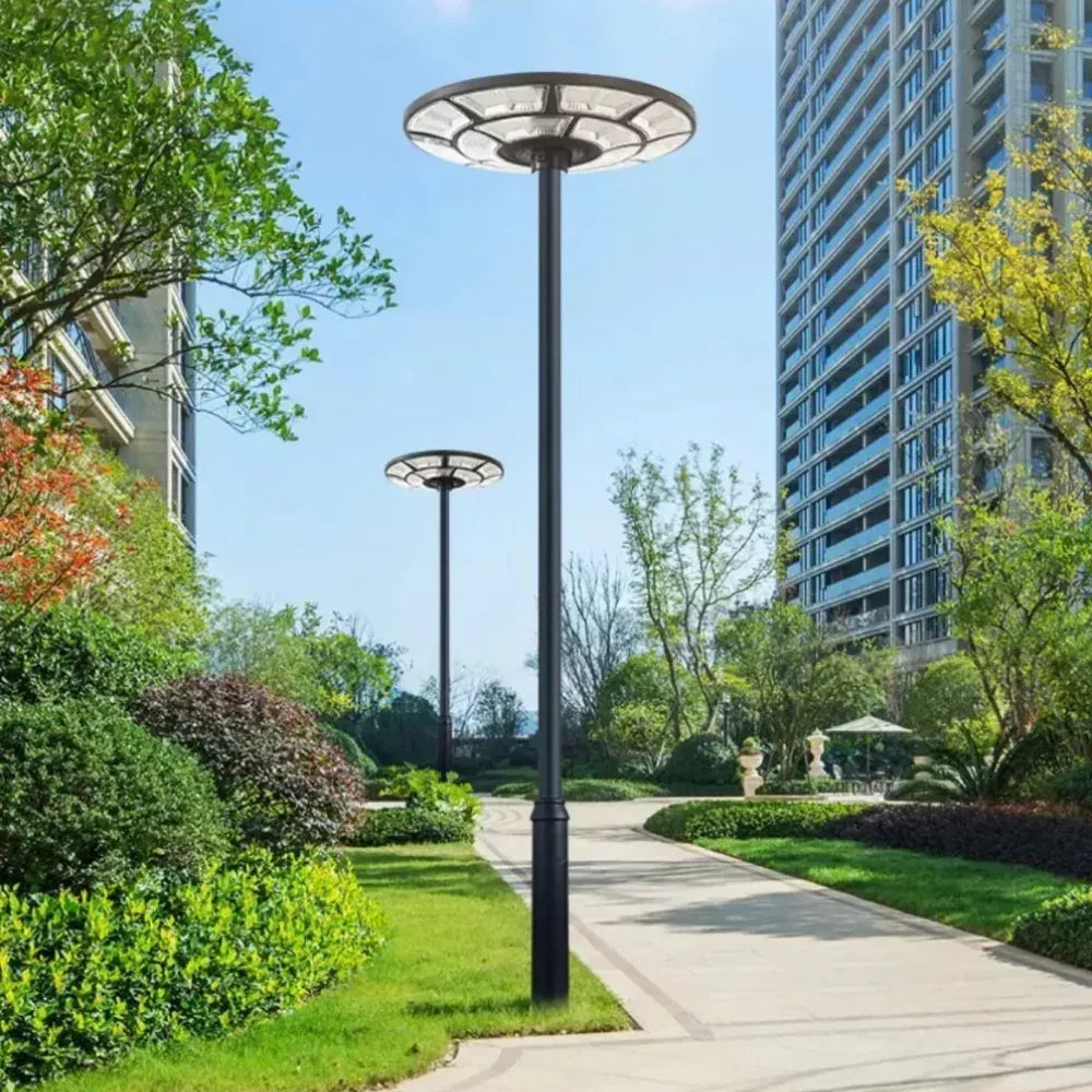 INV-Austral – Focos Solares LED 2000W UFO iluminan senderos, ideales para iluminación eficiente y sostenible con energía solar. Chile
