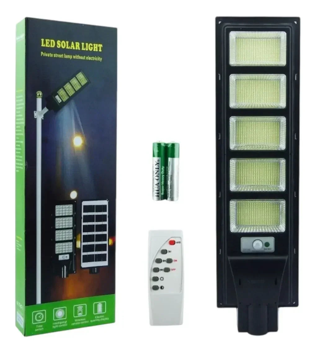 Foco Solar LED 1400W Exterior con Sensor de Movimiento, luz blanca fría, incluye control remoto, dos baterías verdes y caja que muestra la iluminación solar instalada al aire libre de noche y destaca características y especificaciones.